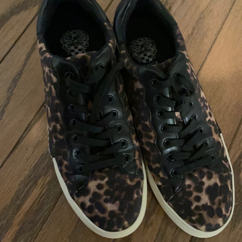 Vince Camuto Cheetah print size 9 sneaker like new